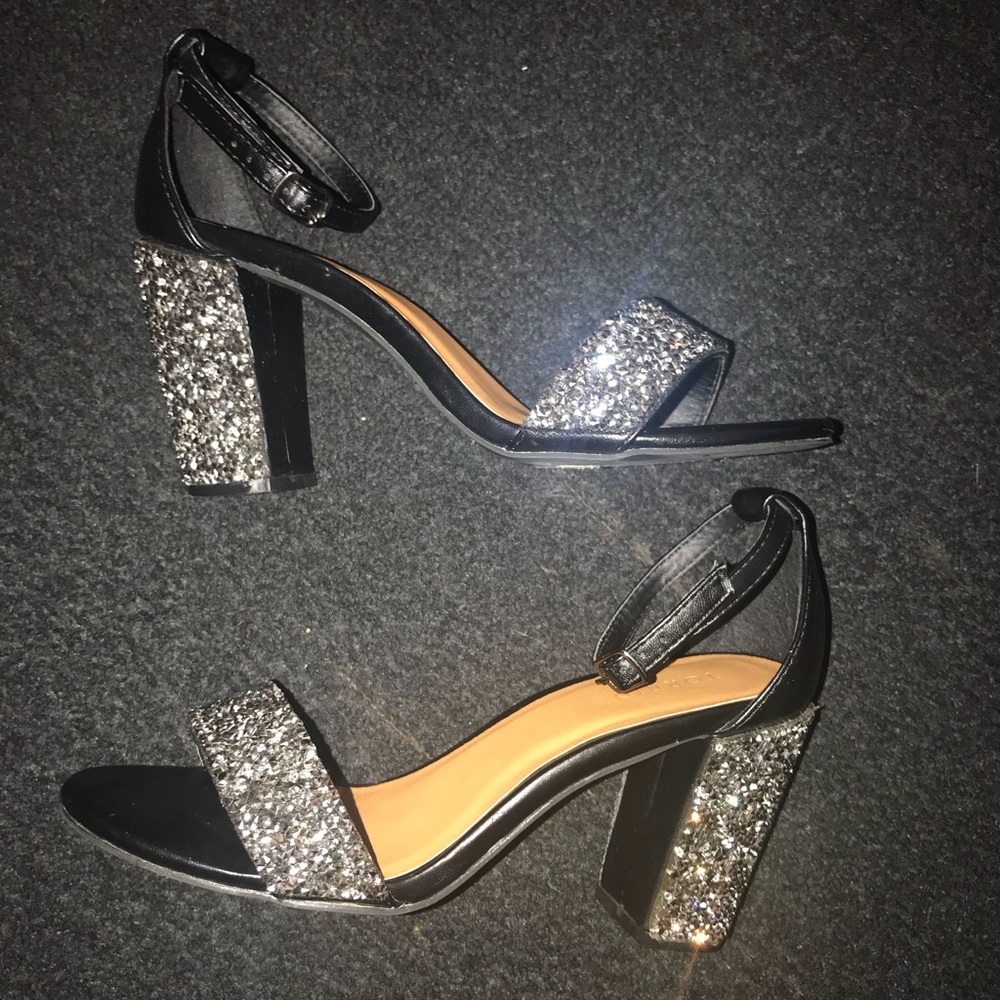 Torrid- 8W BLK Crushed Stone strap heel